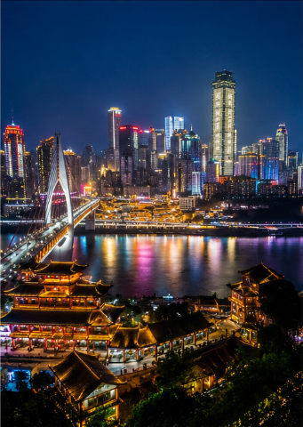 Vista nocturna de Chongqing durante el viaje para solteros