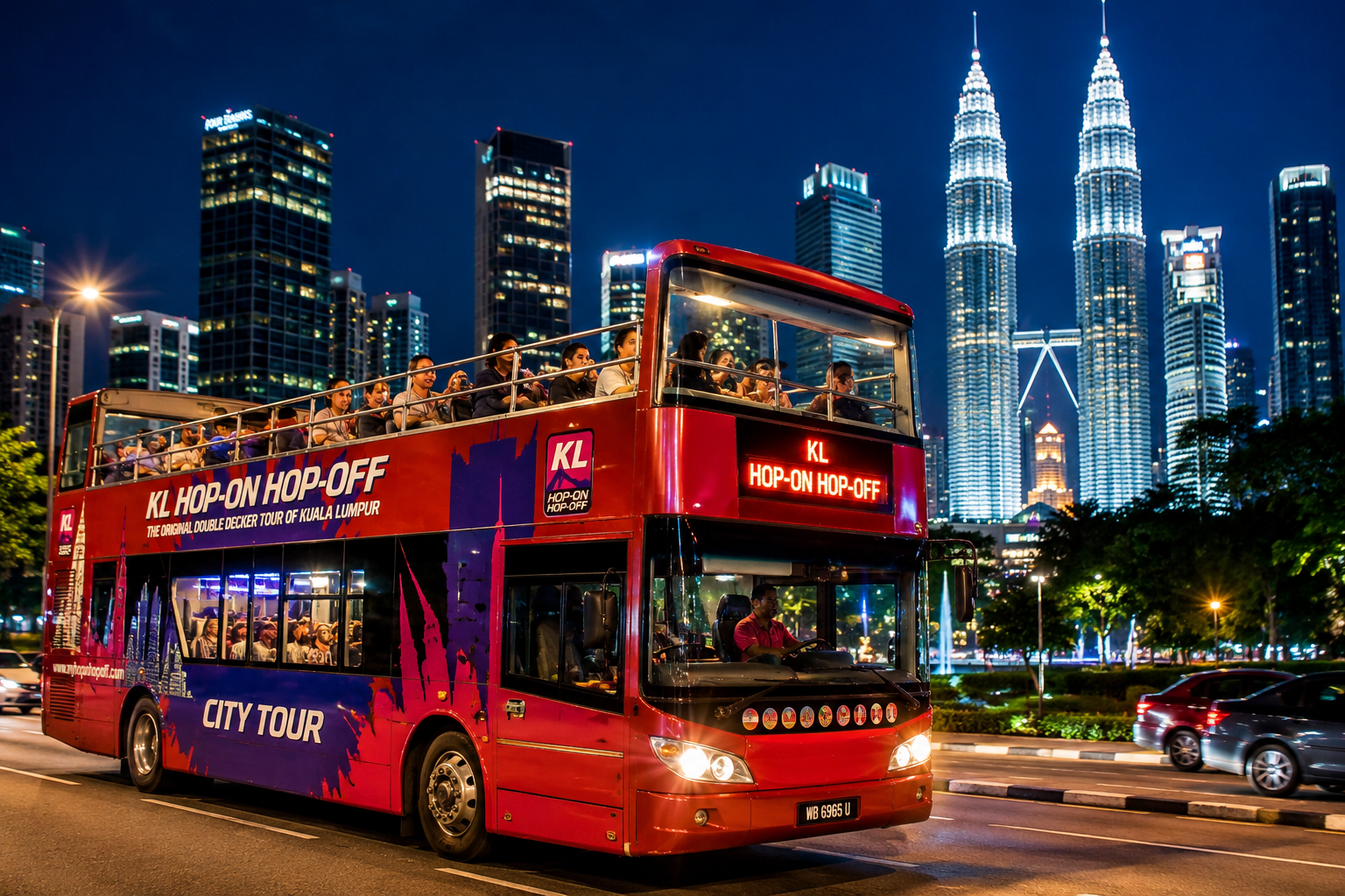 Recorrido nocturno por Kuala Lumpur en autob&uacute;s de dos pisos durante el viaje para solteros a Malasia