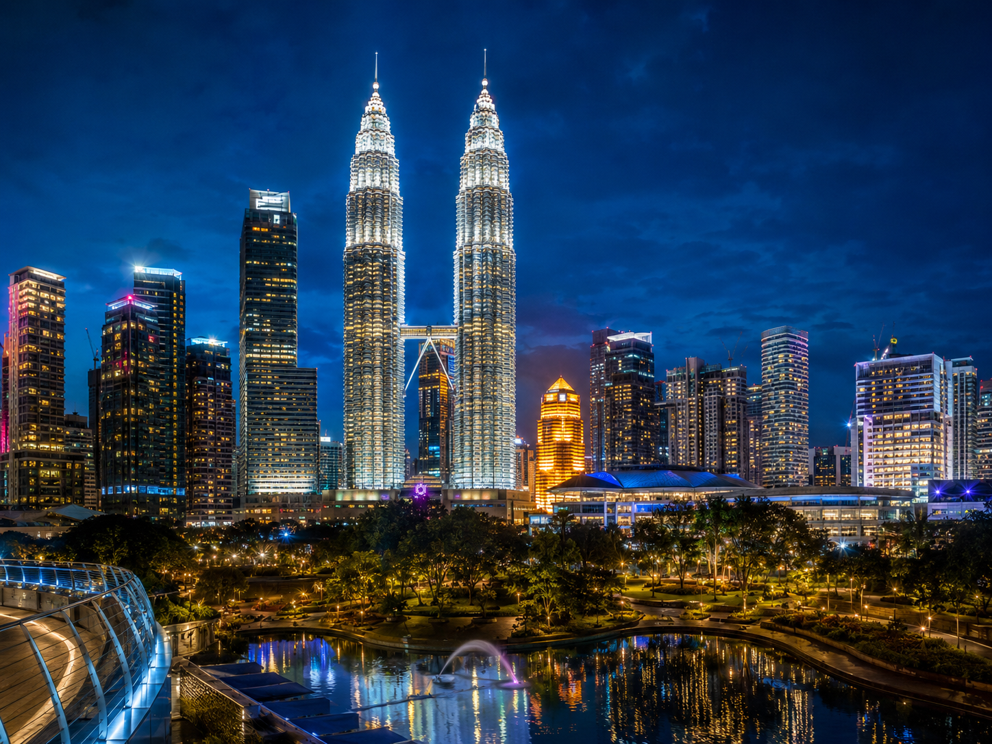 Horizonte nocturno de Kuala Lumpur durante el viaje para solteros a Malasia