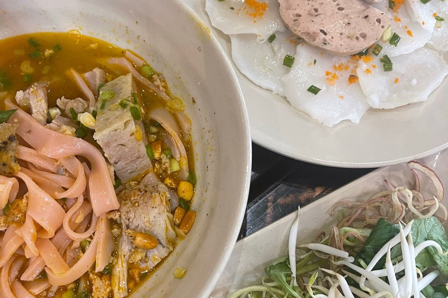 Platos vietnamitas de fideos en Nhà Hàng Ngon, Saig&oacute;n