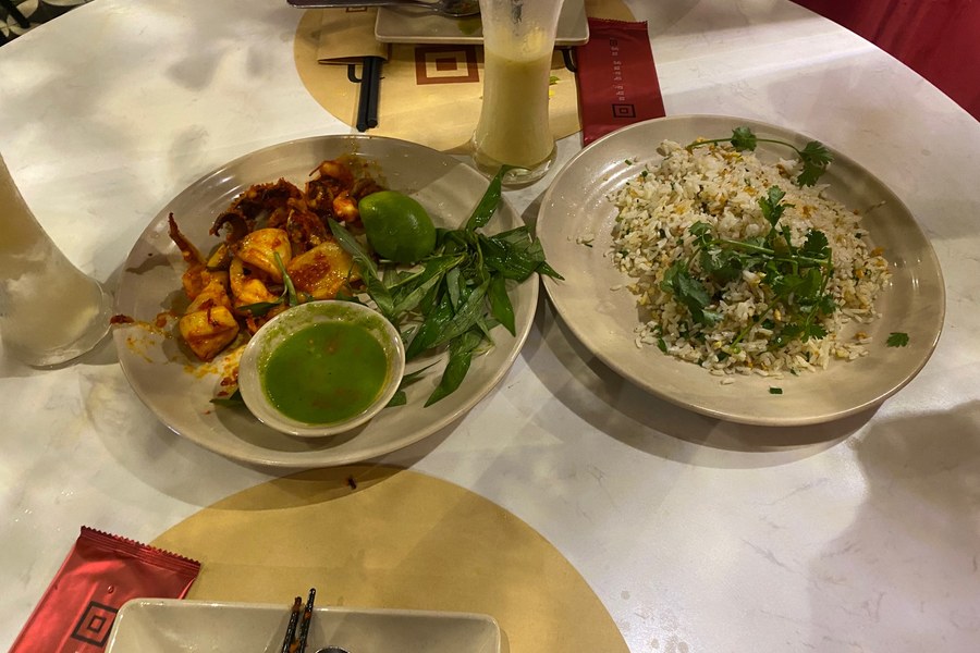 Platos de arroz y mariscos en Nhà Hàng Ngon, Ciudad Ho Chi Minh