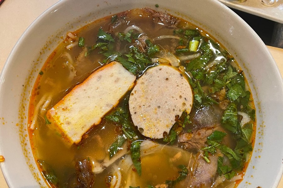 Plato de sopa vietnamita en el restaurante Nhà Hàng Ngon